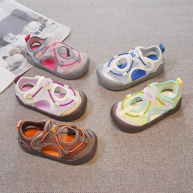 Sandálias de niñas verano 2026 zapatos deportivos de moda para niños, zapatos casuales transpirables, zapatos de retroceso huecos