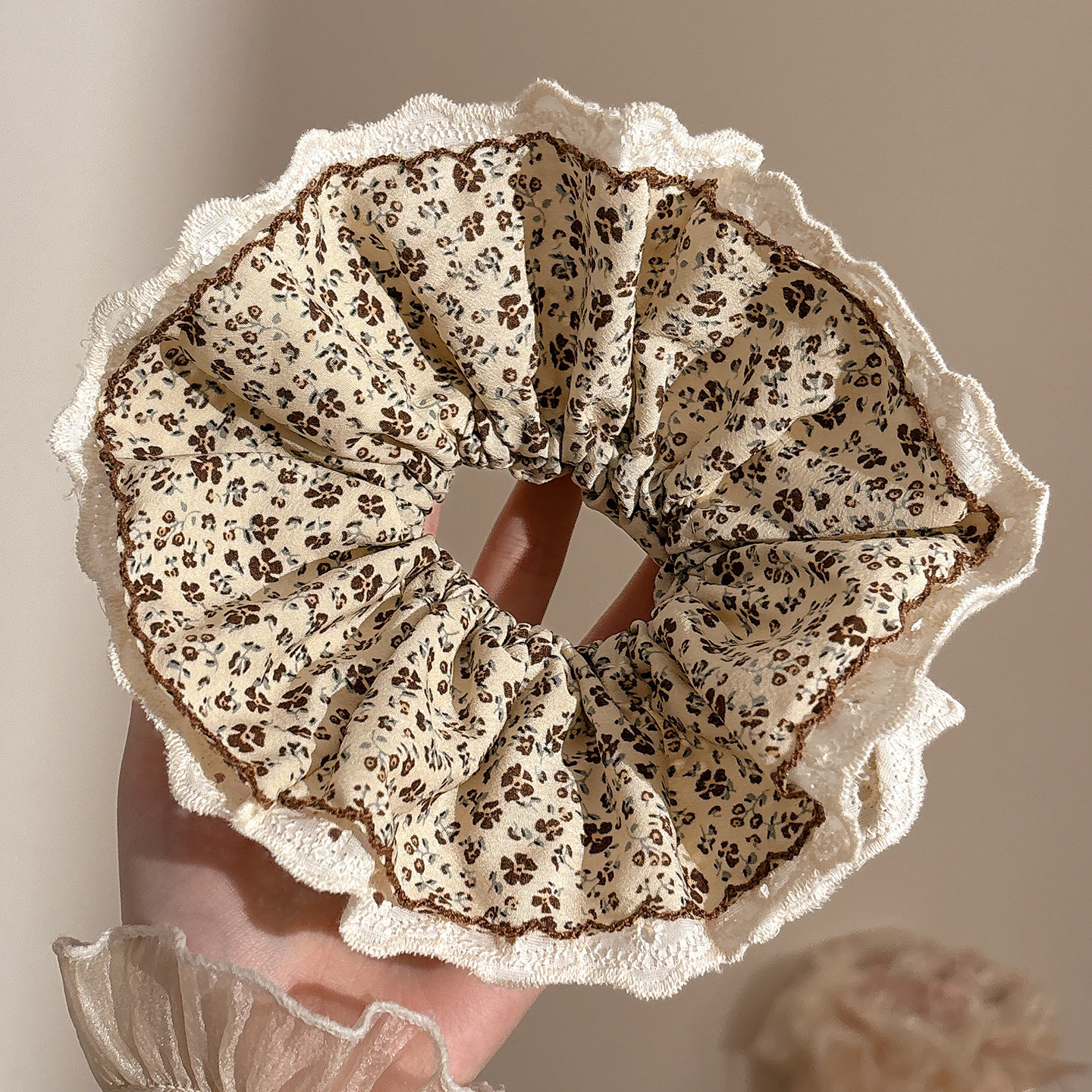 Nuevo scrunchie de encaje multicapa 2026 para mujer, lazo para el pelo de alta gama, accesorio suave para el cabello estilo coreano.