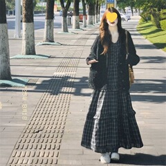 2025秋季新款一整套穿搭宽松格纹高腰连衣裙女+黑色针织开衫毛衣