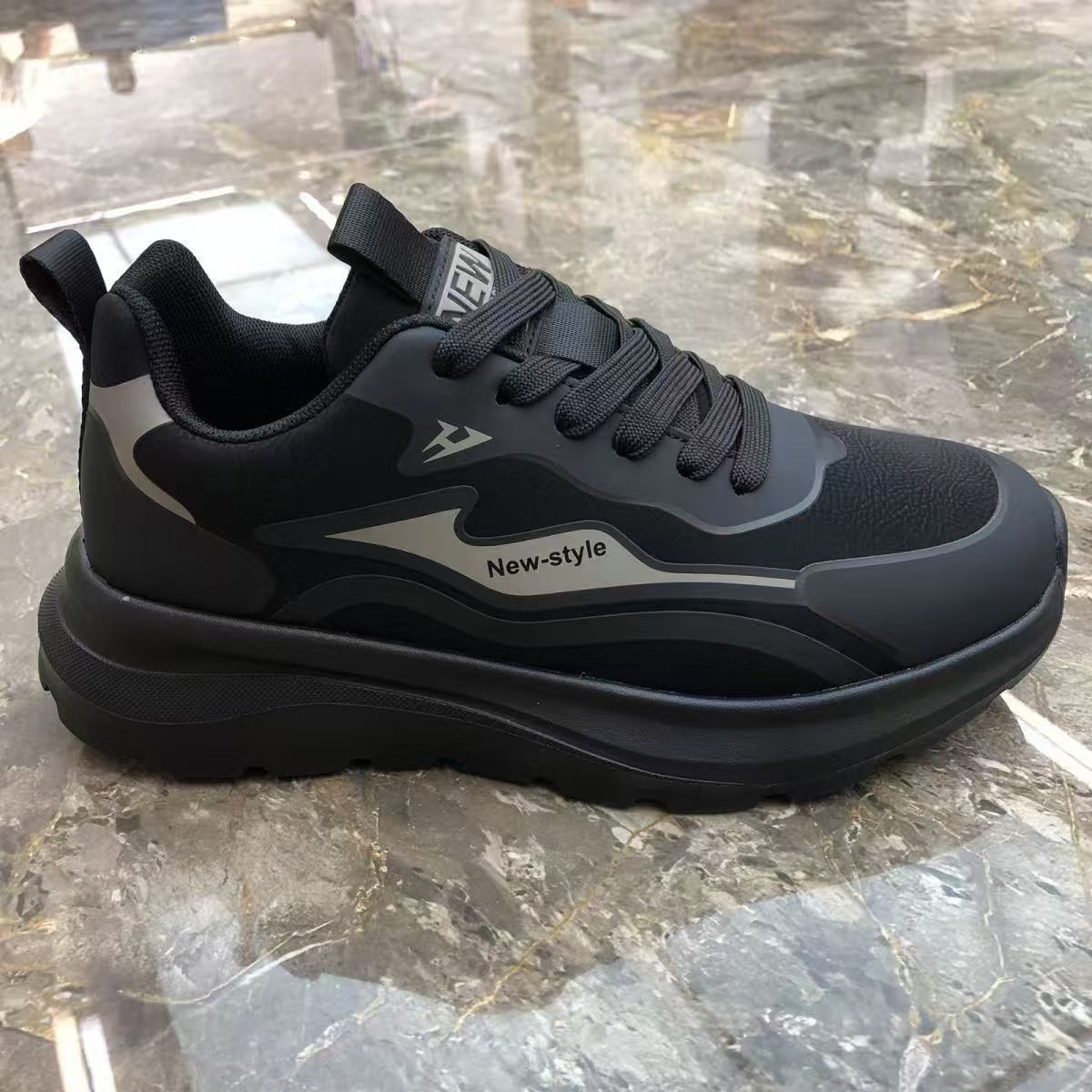 Zapatos para hombres 2026 otoño nuevos zapatos casuales de hombre con suela suave con lazos de combinación de zapatos deportivos ligeros para correr al aire libre image 1