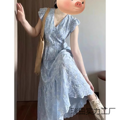 逃げる王女のロングスカートの女性2025夏の優しい風のフレンチフライの袖の中の長いタイプの青い花のワンピース
