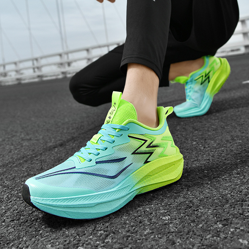 2025 nuevas zapatillas para correr de carreras transpirables con superficie de malla de tejido volador para hombres y mujeres, zapatillas de deporte casuales antideslizantes resistentes al desgaste y resistentes a los golpes