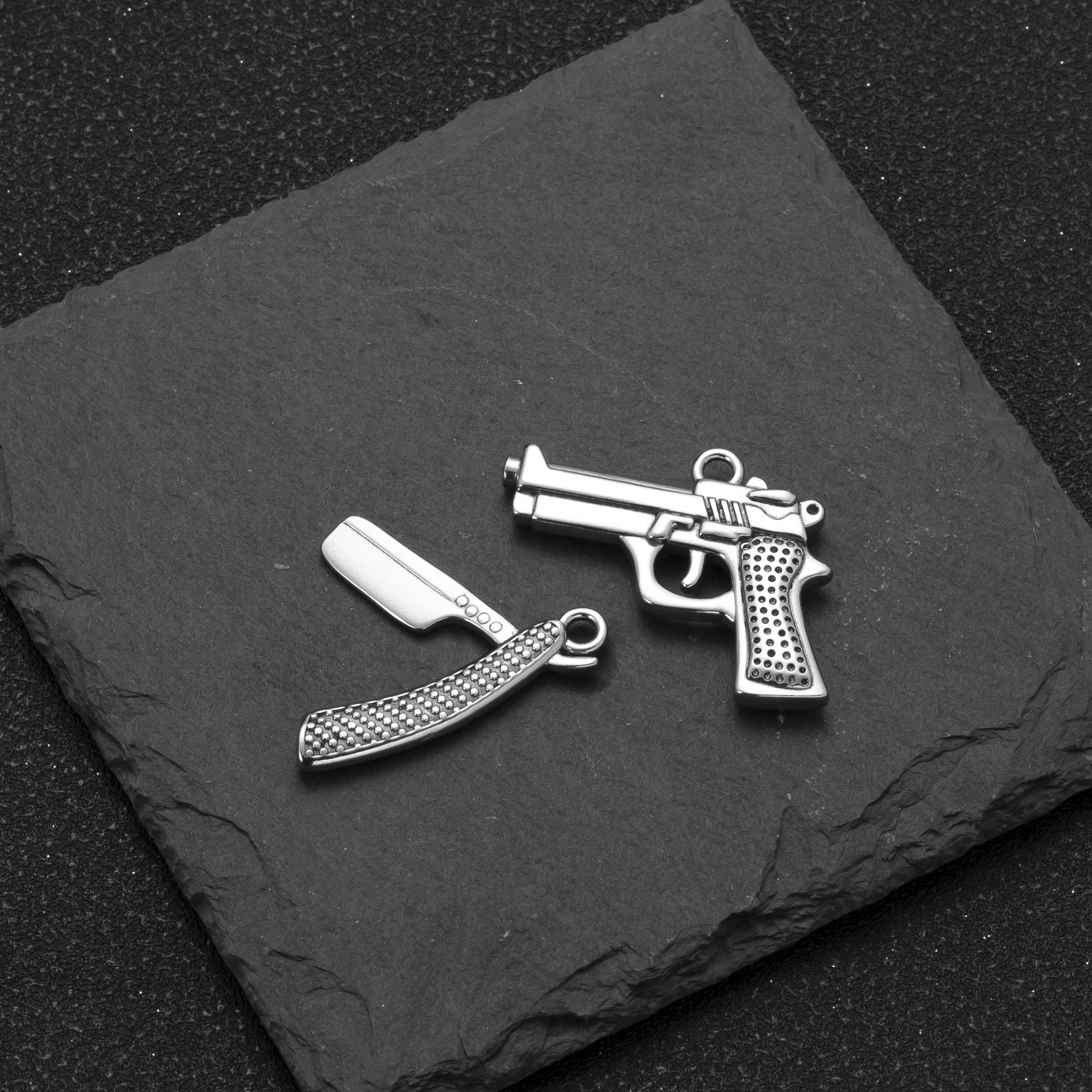 Colgante único europeo y americano venta caliente collar de acero inoxidable colgante de pistola raspador tridimensional calle hip-hop accesorios de joyería de bricolaje