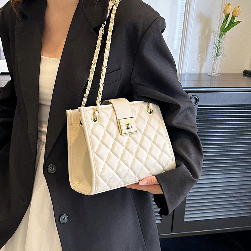 Temperament Lingge Shoulder 2023 Nuovo Pendolare Grande Capacità Borsa a Tracolla Catena Borsa a Mano per Donna_voghion.com