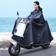 強化されたオートバイの一人二人の男女乗馬豪雨全身レインコートの新型電気自動車