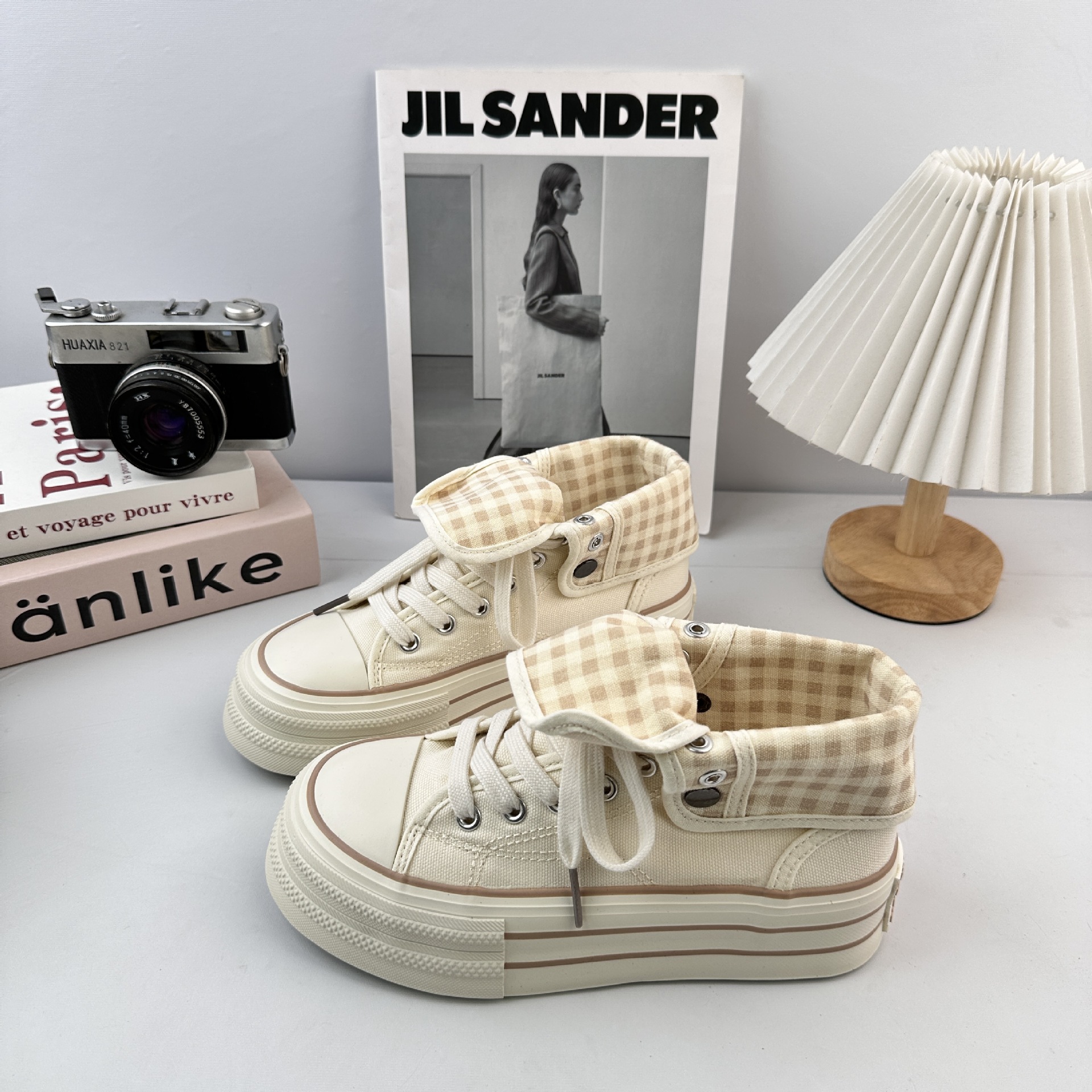 Yuanbo dos zapatos de lona de altura alta para mujeres 2025 otoño nuevo estilo retro blanco de altura de nicho zapatos casuales