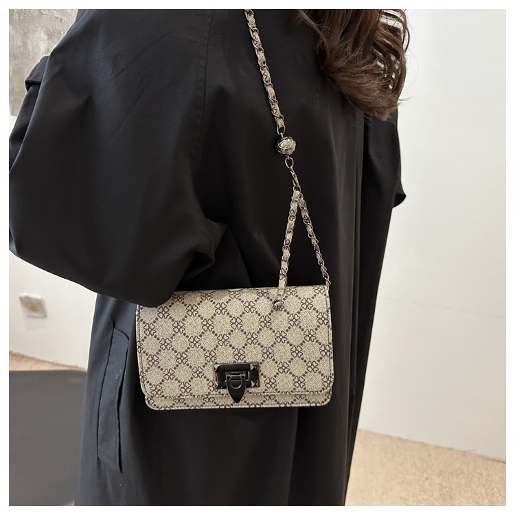 Cross-border women's bag 2024 New leopard print underarm bag, Korean style fashionable and trendy chain single-shoulder bag, riveted crossbody bag undefined
