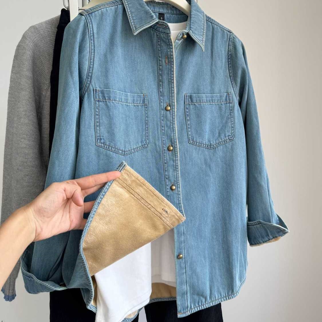 浅蓝色复古加绒牛仔衬衫女内搭叠穿港风2025秋冬新小个子正肩上衣