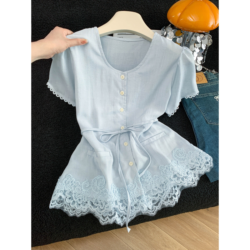 Lace-Trimmed Short-Sleeved Cotton and Linen Shirt for Women, New Summer Style, Waist-Cinching, Elegant Blouse, Age-Reducing, Stylish Top Lace-Trimmed Short-Sleeved Cotton and Linen Shirt for Women, New Summer Style, Waist-Cinching, Elegant Blouse, Age-Reducing, Stylish Top