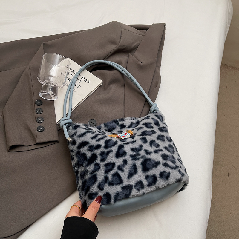 Otoño y invierno bolsas de gran capacidad para mujeres 2024 nuevo bolso de moda de peluche bolso de moda bolso de piel bolso de leopardo bolso de hombro de mujer