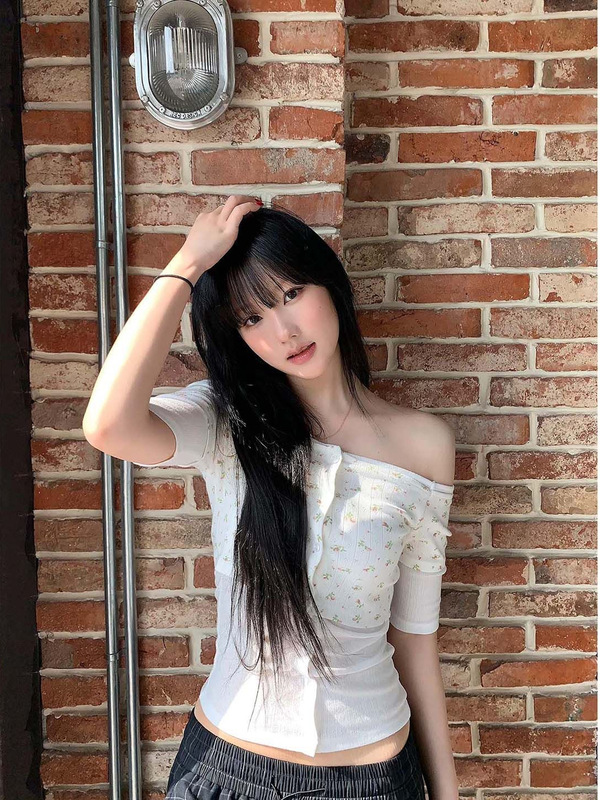女性のためのワンショルダーフェイクツーピーススプライシング花柄半袖Tシャツ、夏のホットガールのためのユニークなデザイン、スリムで美しいトップ|undefined