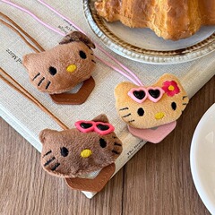 かわいい猫が首のメガネをかけてネックレスを挟んでいます。