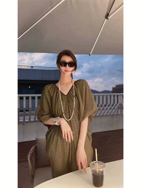 Summer retro dress, V-neckline