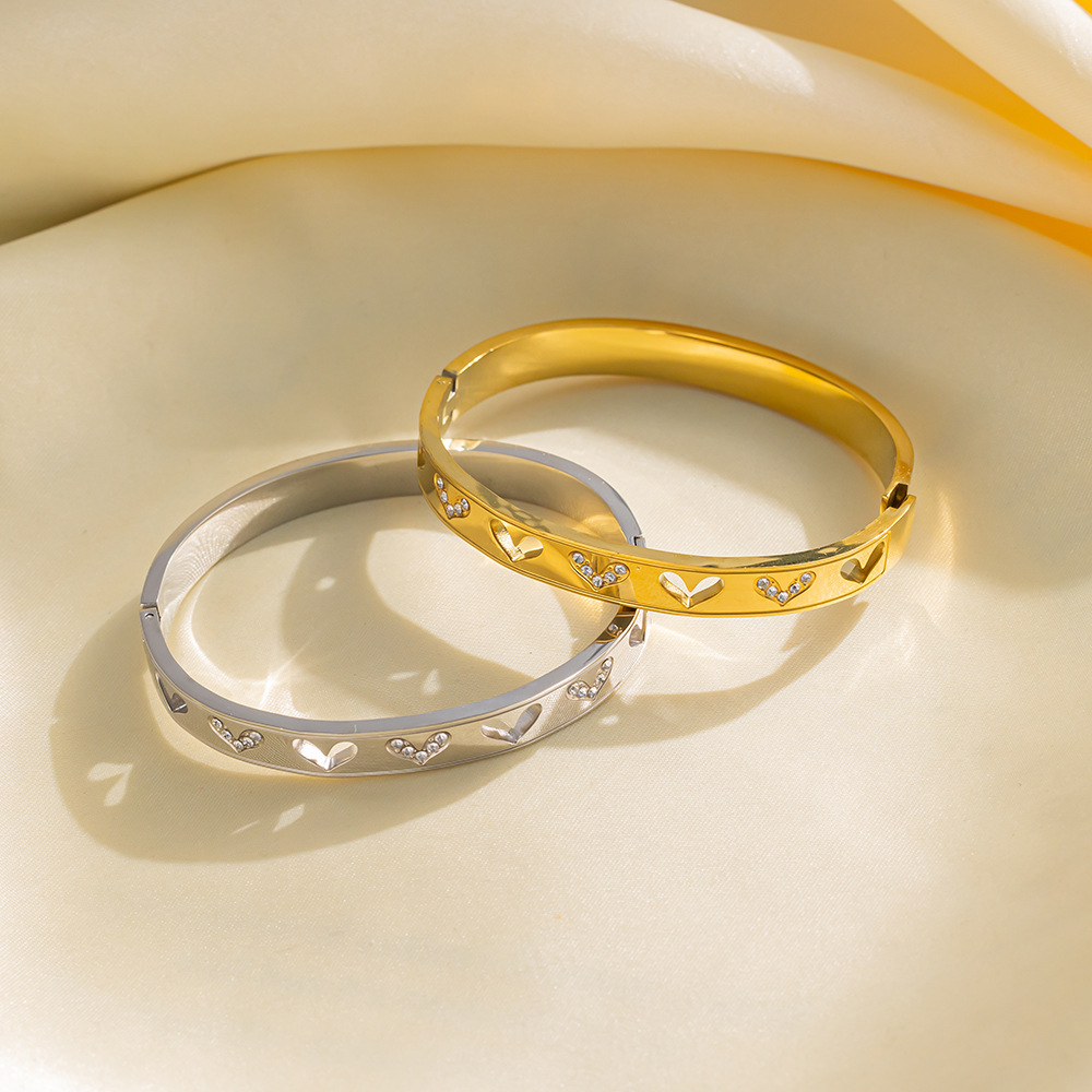 Braccialetti unisex di lusso leggeri a forma di cuore di alta qualità Braccialetti Love Diamond in acciaio al titanio per le donne_voghion.com