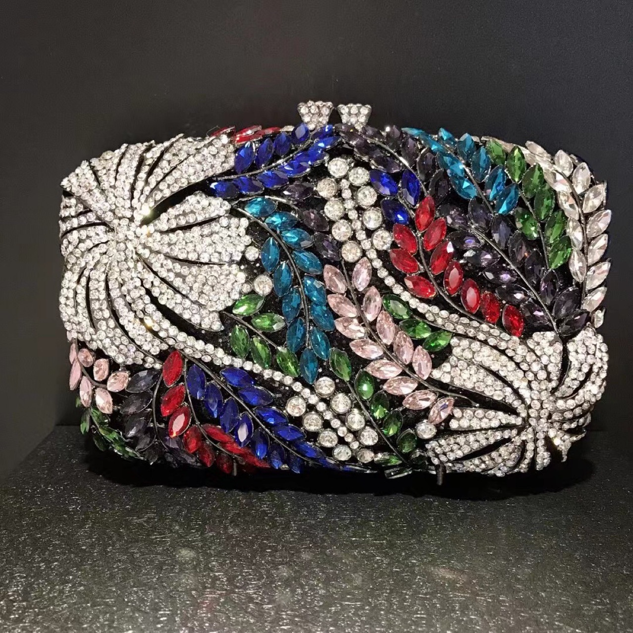 Túi clutch dạ hội đính kim cương hoa dâm bụt, cầm tay kim loại rỗng — Đế Vàng Kim Cương chi tiết 2