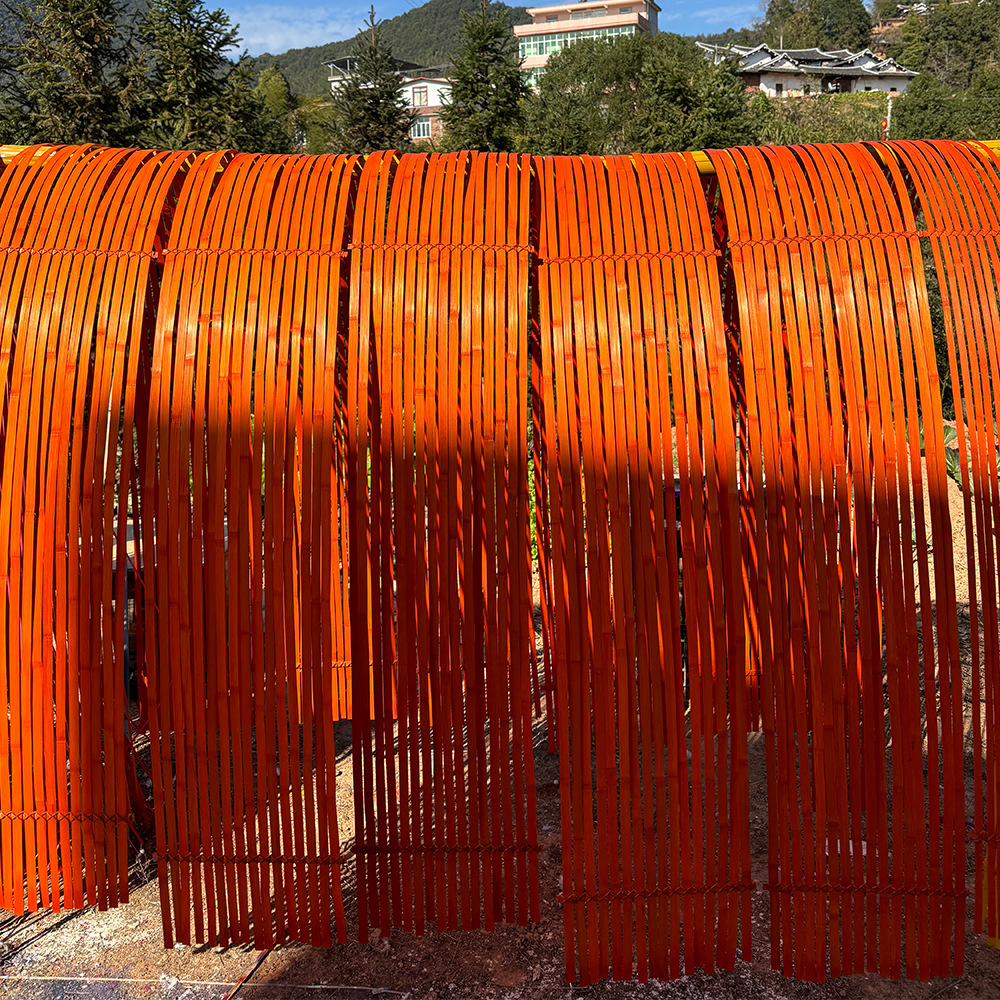 Handmade orange bamboo rafts for weddings, bamboo strips, floral decorations, wedding long bamboo rafts, bamboo weaving, bamboo products.