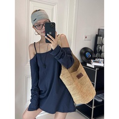 巨好看的上衣设计感宽松休闲藏青色长袖一字肩露肩吊带t恤女秋季