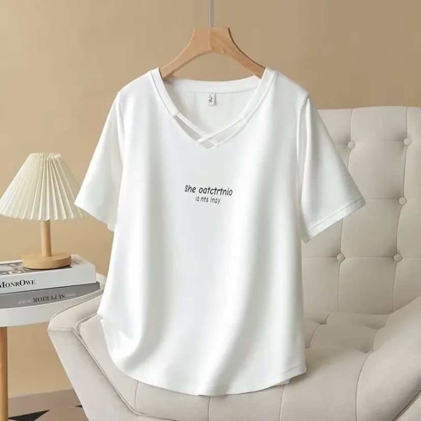 Verano nuevo estilo de gran tamaño, estilo occidental, delgado, suelto y versátil, cuello en V cruzado, estampado de letras, camiseta de manga corta, top de carne para mujer