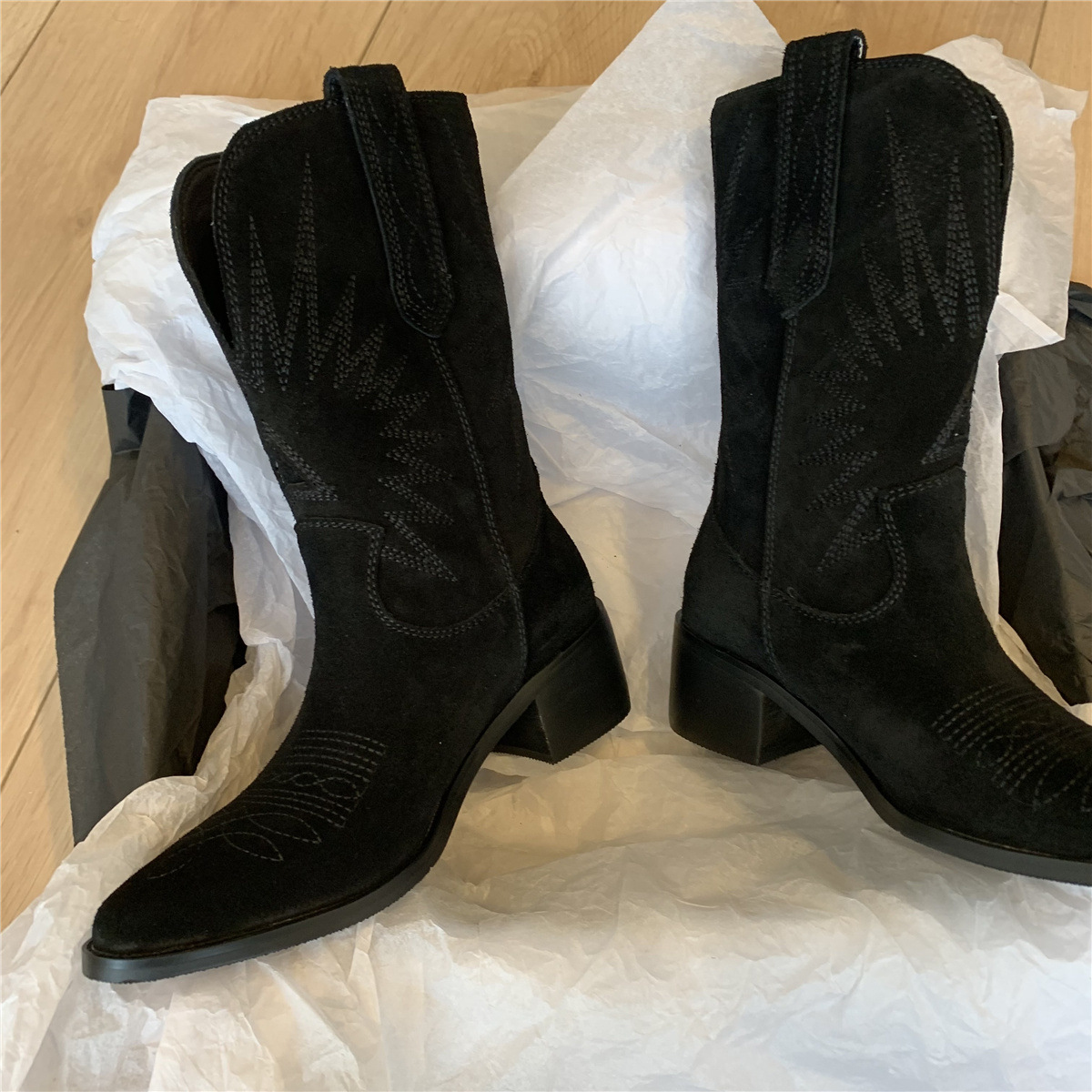 Mid-calf rider boots with large pointed points and thick heels embroidered sleeves_voghion.com
