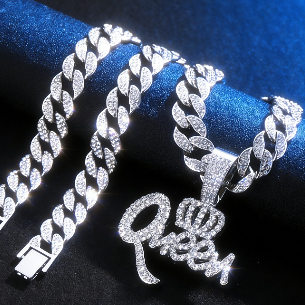 Europa y los Estados Unidos caliente Hip Hop aleación de zinc corona de letras QUEEN colgante de diamante completo temperamento personalidad joyas al por mayor