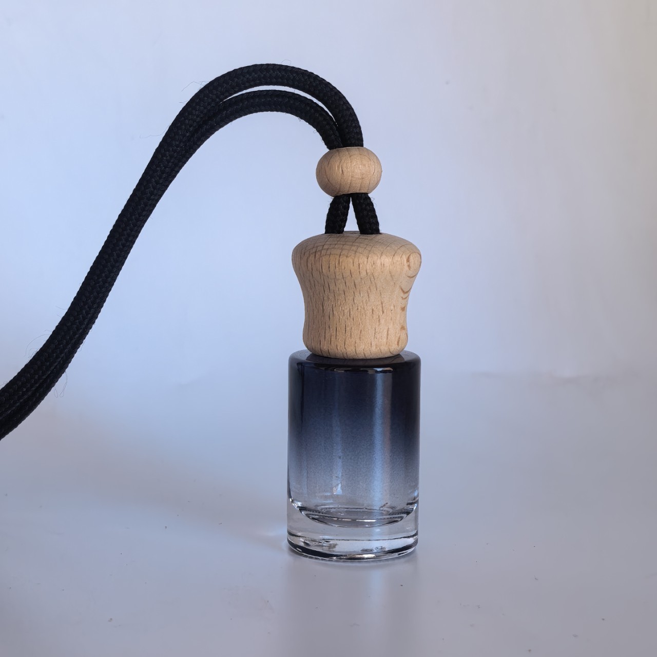 新款简约车载香薰瓶挂件创意香水瓶挂饰汽车用品玻璃瓶出风口香氛