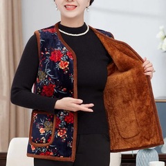 中高年の馬甲の女性のおばあさんは綿のベストを詰めて、厚い馬の上着を着ます。