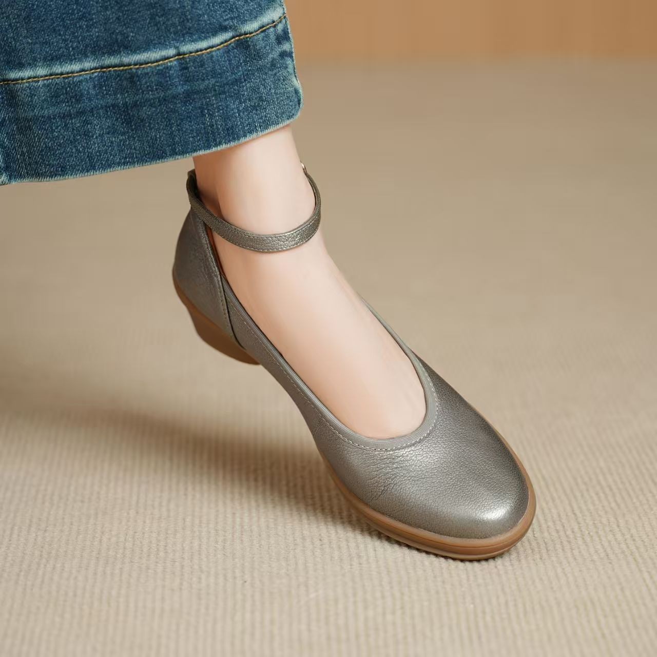 2026 verano nuevo poco profundo zapatos de cuero suave zapatos de cuero suave tacones redondos zapatos de tacón bajo un pedazo de zapatos marizhen