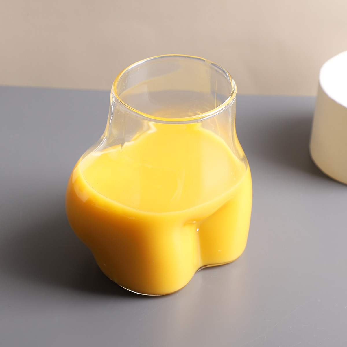 Rolig glasmugg i rumpform för latte och mjölkte_voghion.com