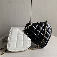 ��Ƥ���İ�朗l��23s����ţƤ�ڰ�ɫ�������һ��б��μ��