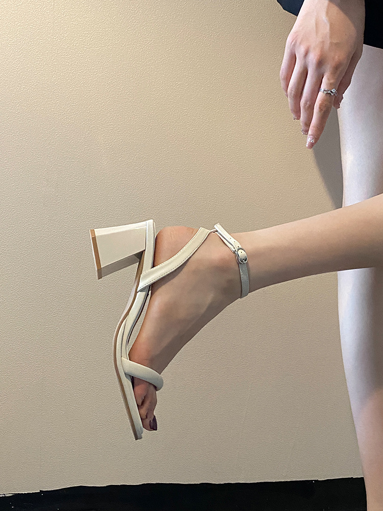 Sandalias 2023 nuevo verano de las mujeres hadas estilo hebilla con falda francés cuero suave tacones altos tacón aguja