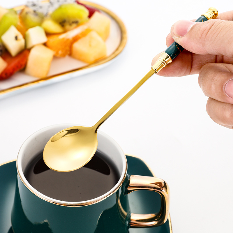 Amazon mango de cerámica transfronteriza mármol cuchillo y tenedor cuchara cuatro partes principales de acero inoxidable 24 piezas de caja de regalo