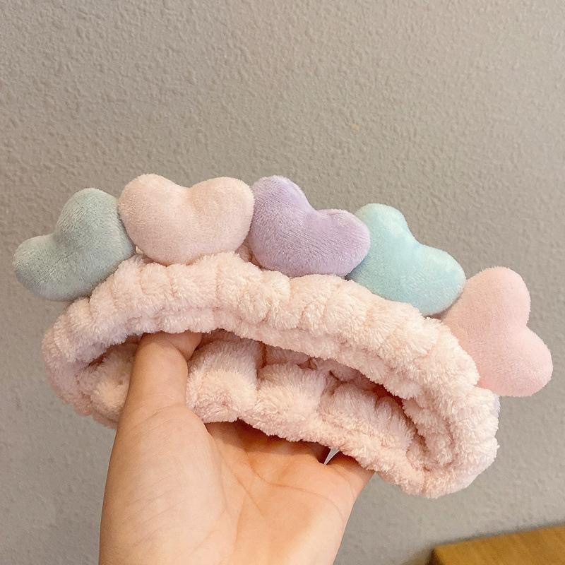 顔を洗って髪を洗って新型の少女の韓国の化粧をつけてマスクの専用のカチューシャをつけます。