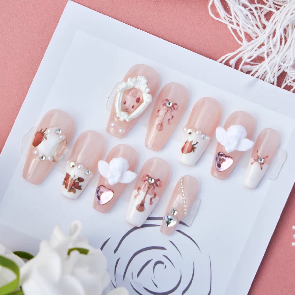 Yiyi Dance nuevo estilo pequeño libro rojo estilo caliente medio T Love Angel producto terminado 24 piezas de uñas blanco estilo caliente belleza