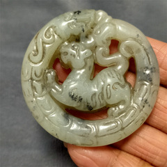 古游雑種は古工芸品の山玉をまねて透かし彫りの瑞獣竜鳳玉佩の復古のペンダントを作ります。