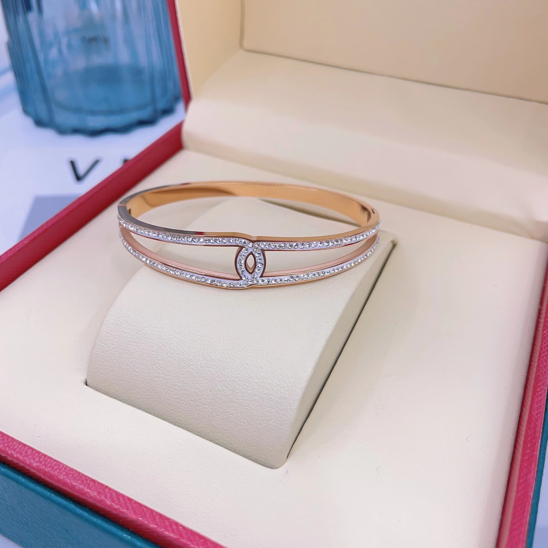 En stock fábrica directa Transfronteriza Popular electrochapado 18K pulsera de acero de titanio femenina personalidad no se desvanece moda nicho moda