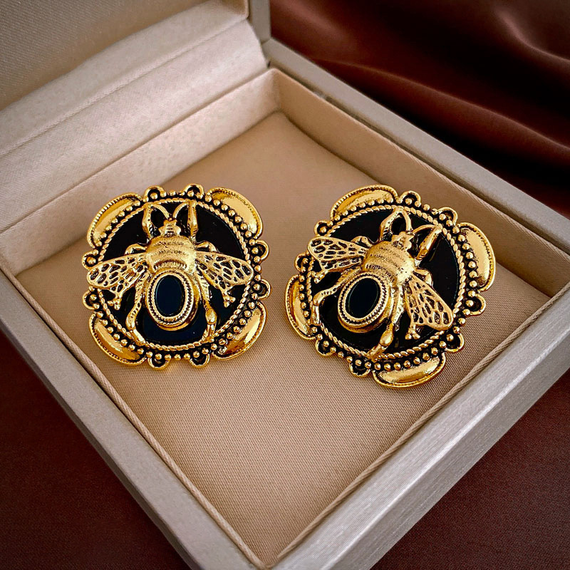 Pendientes de perlas de cristal de diamante de aguja de plata pendientes largos de lujo de Luz Retro europeo y americano pendientes dulces frescos de alto grado para mujeres