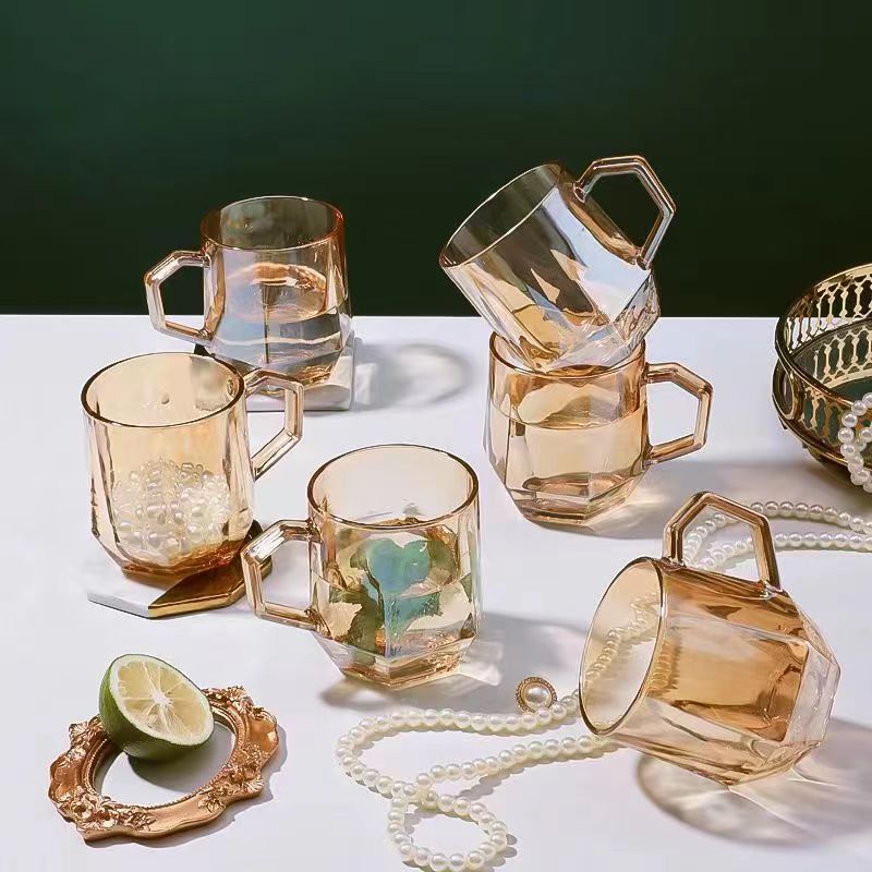 Vidrio de lujo ligero de alto aspecto creativo mango hexagonal taza verano colorido hogar agua taza apertura pequeño regalo