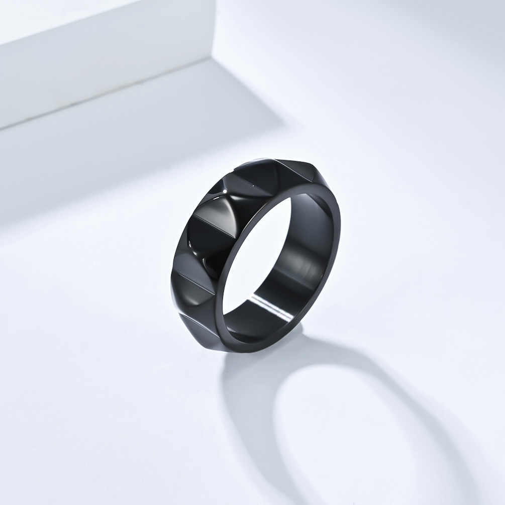 Ring van titaniumstaal voor heren met kegelvormig design_voghion.com