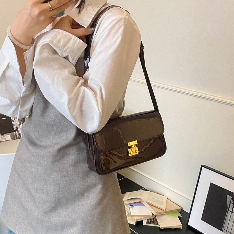 Bolsos pequeños de moda coreana 2025 verano nuevo bolso femenino de alta calidad textura bolso de hombro charol brillante bolso de mensajero marea