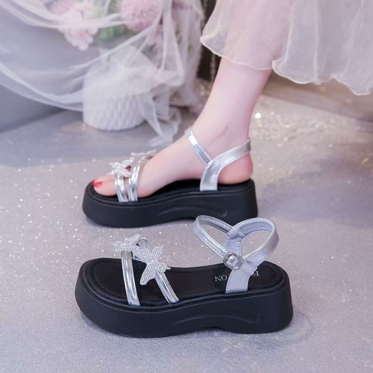 Una palabra con sandalias femeninas perlas mariposas hadas viento de verano 2026 nuevo estilo francés grueso fondo brillante sandalias cristalinas