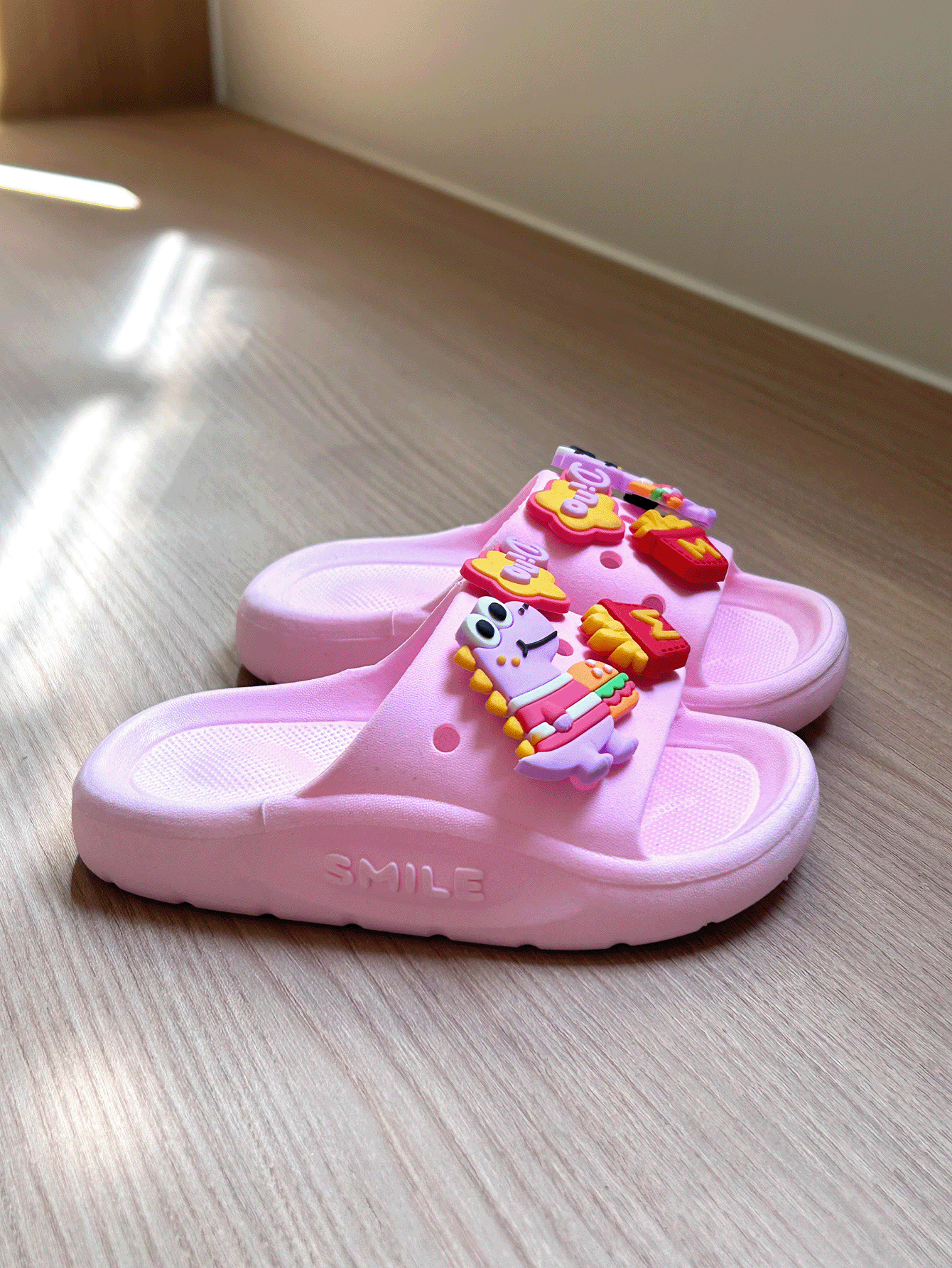2026 E-commerce popular coreano zapatillas infantiles de alta calidad cómodas zapatillas de moda de dibujos animados suaves fábrica al por mayor