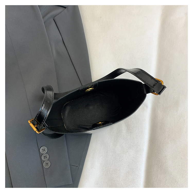 This year, the retro and fashionable women's 2024 new models are popular. This year, single-shoulder crossbody bags, large-capacity hand-held bucket bags, and cross-border bags are all in vogue undefined