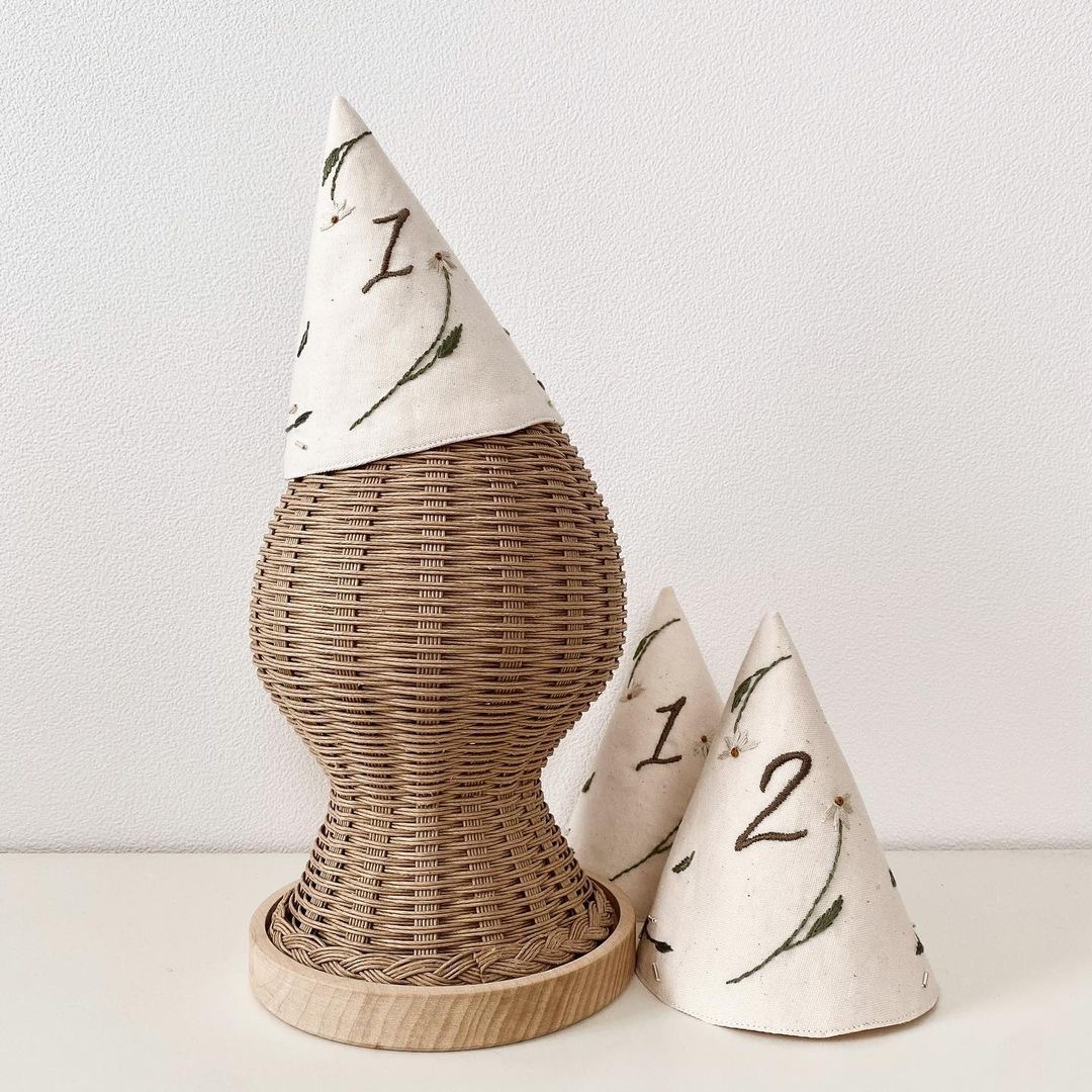 Mori bordado cumpleaños sombrero arco malla accesorios para el pelo del bebé de fiesta de los niños sombrero velo