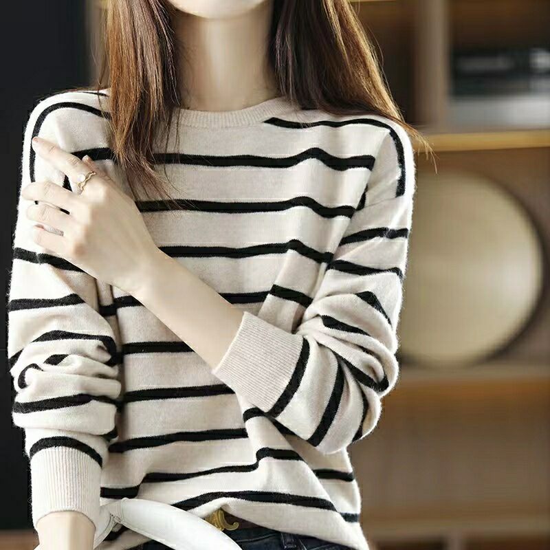 Demi-season knitted base body-friendly sweater with a round collar