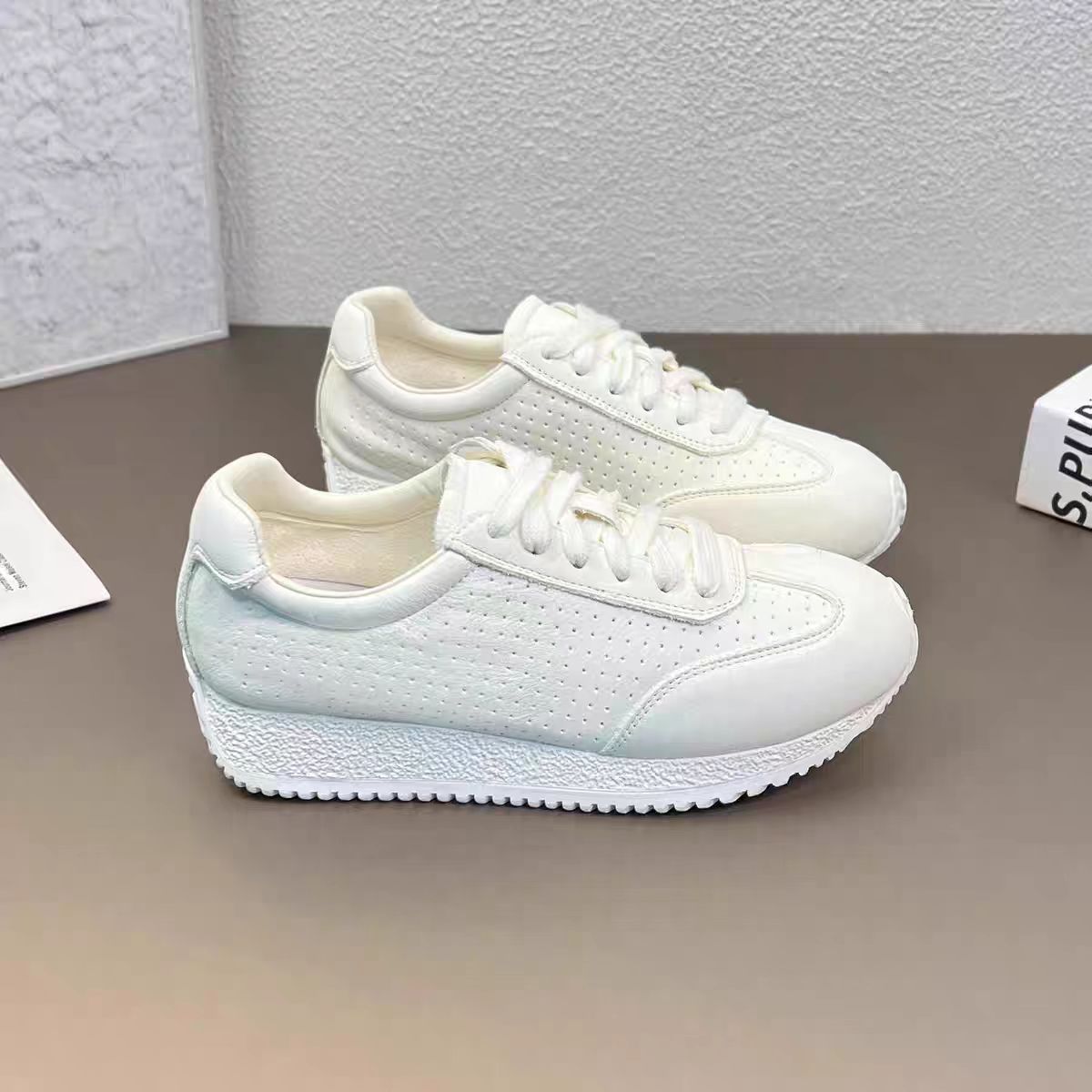 Capa superior de altura de fondo grueso zapatos blancos 2026 nuevos zapatos de patin transpirables de otoño