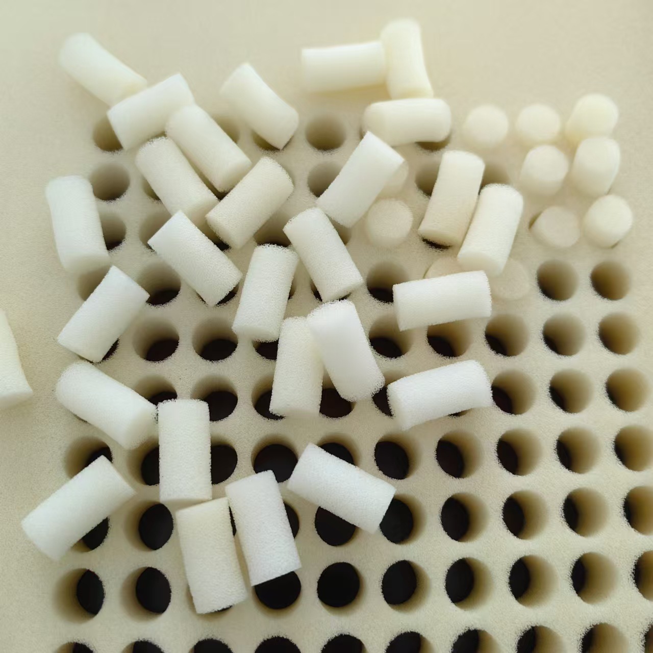 防尘鼻吸过滤棉高密度药用鼻腔炎海绵柱吸水吸油多孔透气圆形绵柱