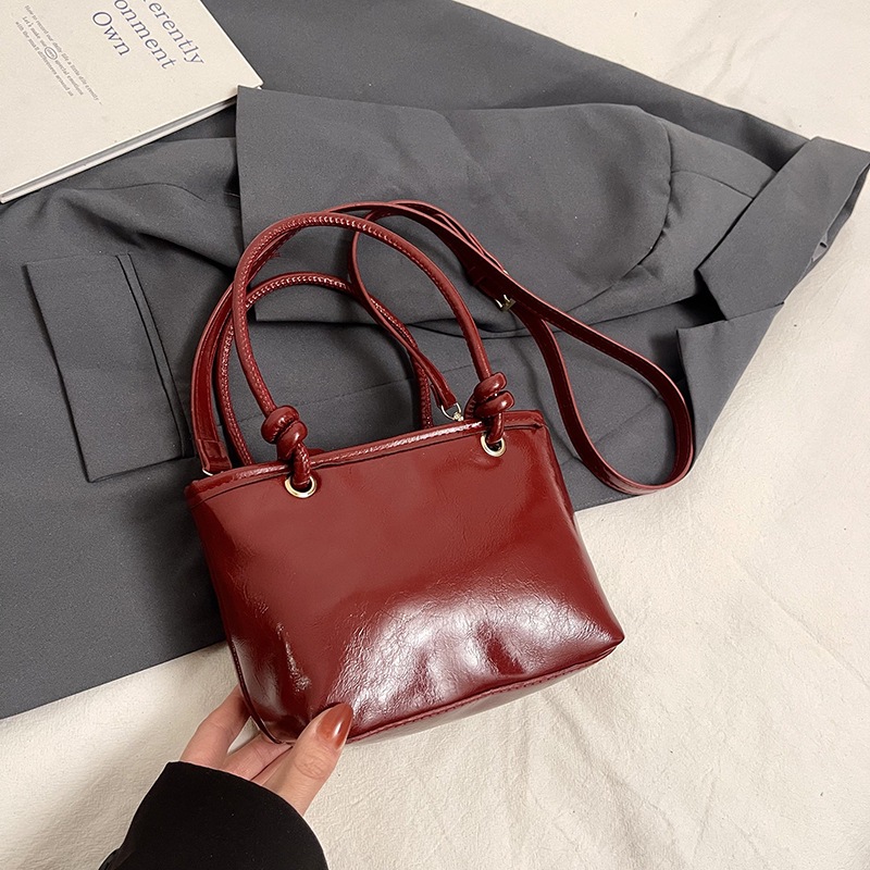 Bolsa de mano de cuero de aceite para mujeres 2024 nuevo otoño y invierno moda moda moda de mano portada con un hombro bolso de cubo