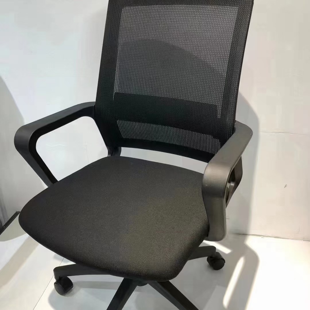 바가 하나 있는 검은색 회전 의자