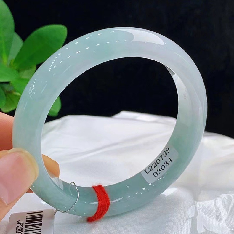 Vòng tay ngọc bích băng tự nhiên Miến Điện màu xanh nhạt trong suốt cao cấp chi tiết 1