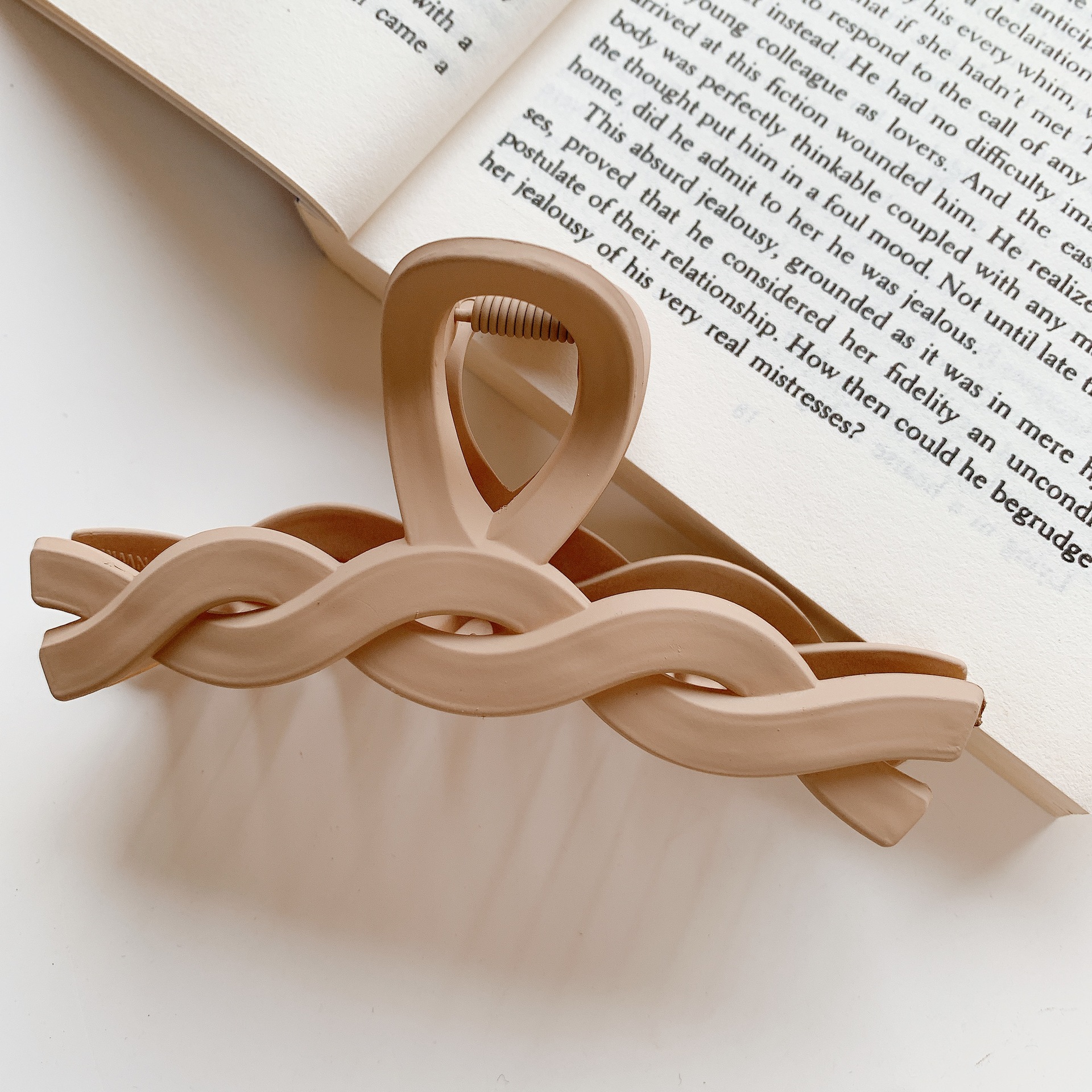 Leche marrón captura clip neto rojo 2022 Nueva horquilla trasera cabeza captura de pelo grande tiburón clip tocado horquilla para las mujeres